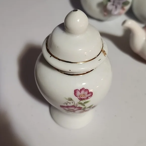 ASSORTMENT OF WHITE CERAMICS. - Picture 4 of 13